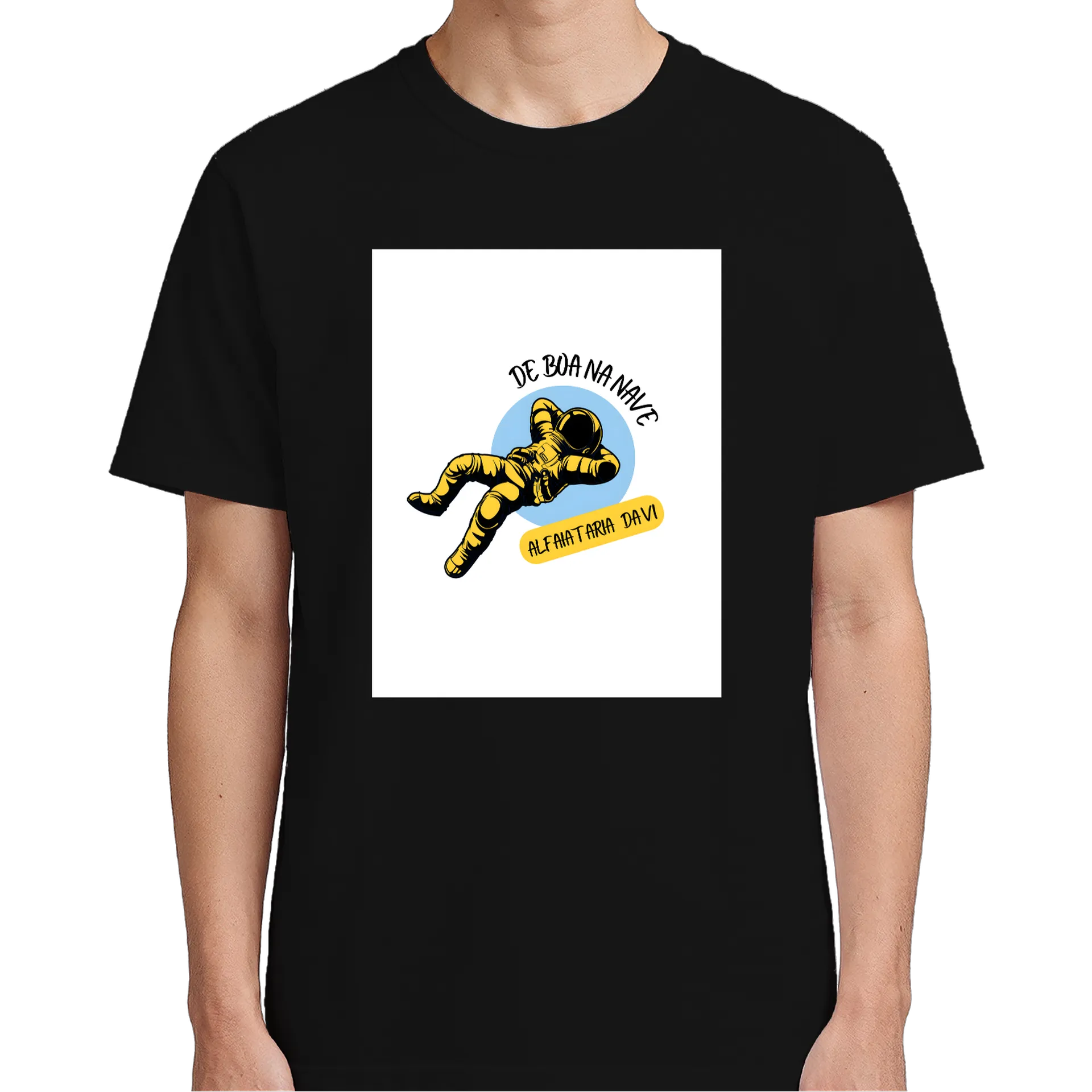 Camiseta Astronauta Amarelo Cartoon Frase 'De Boa na Nave' de Davi Evaristo  — imagem 4 de 6