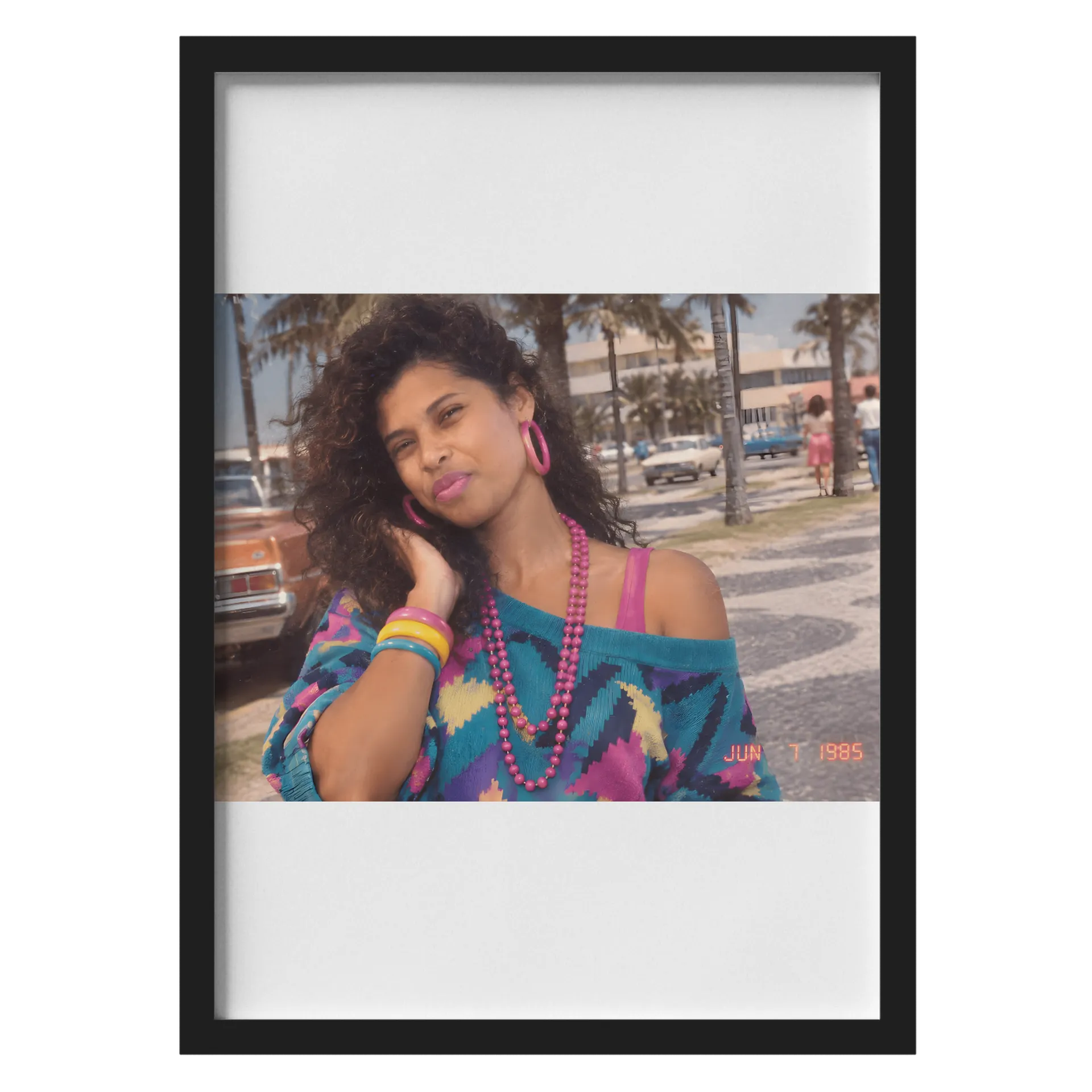 Quadro Retrô Mulher com Acessórios A3 com Vidro de Kéia Abreu  — imagem 1 de 3