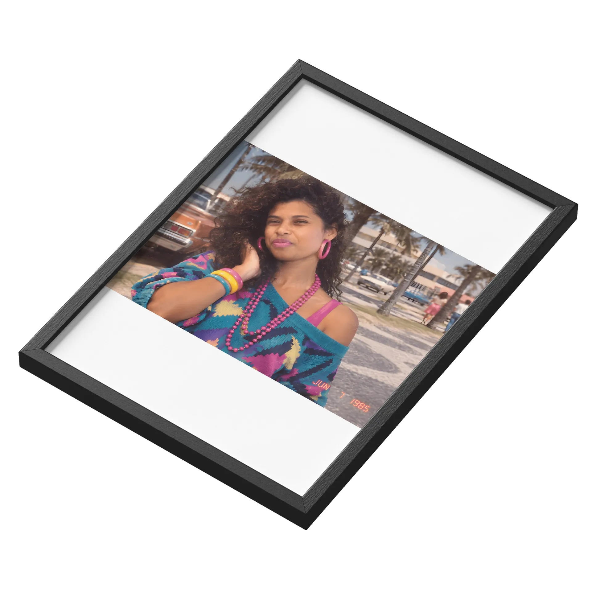 Quadro Retrô Mulher com Acessórios A3 com Vidro de Kéia Abreu  — imagem 3 de 3