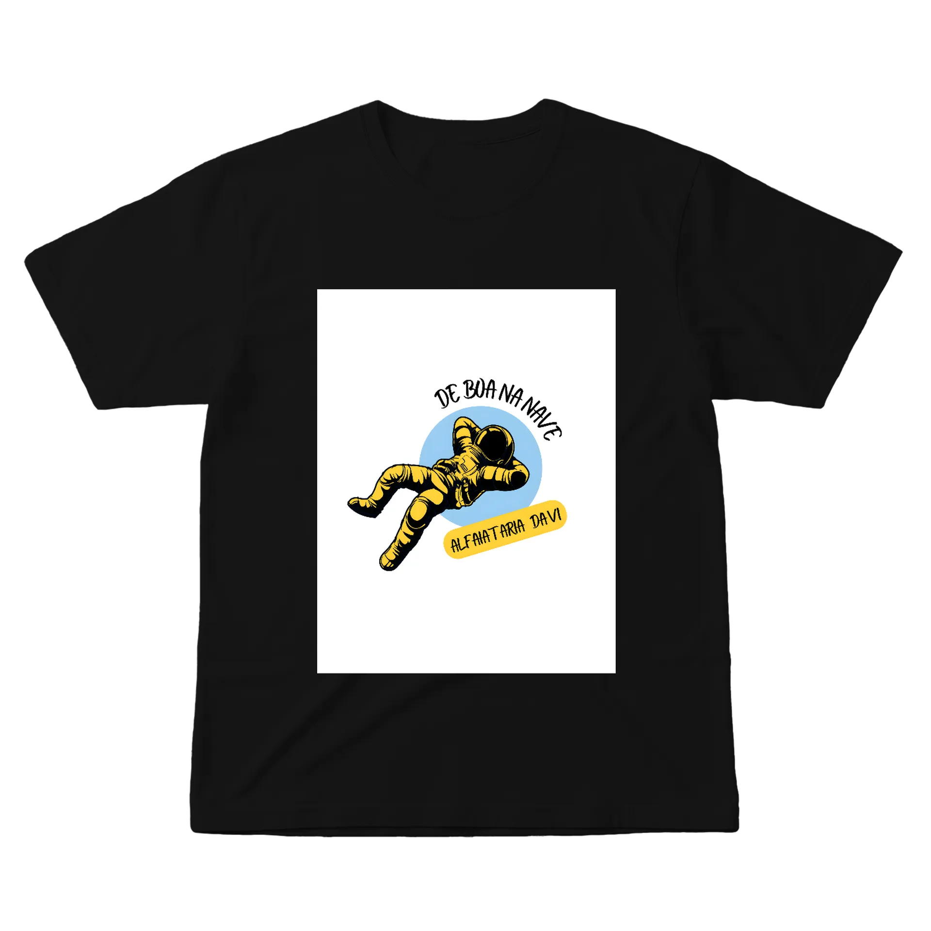 Camiseta Astronauta Amarelo Cartoon Frase 'De Boa na Nave' de Davi Evaristo  — imagem 1 de 6