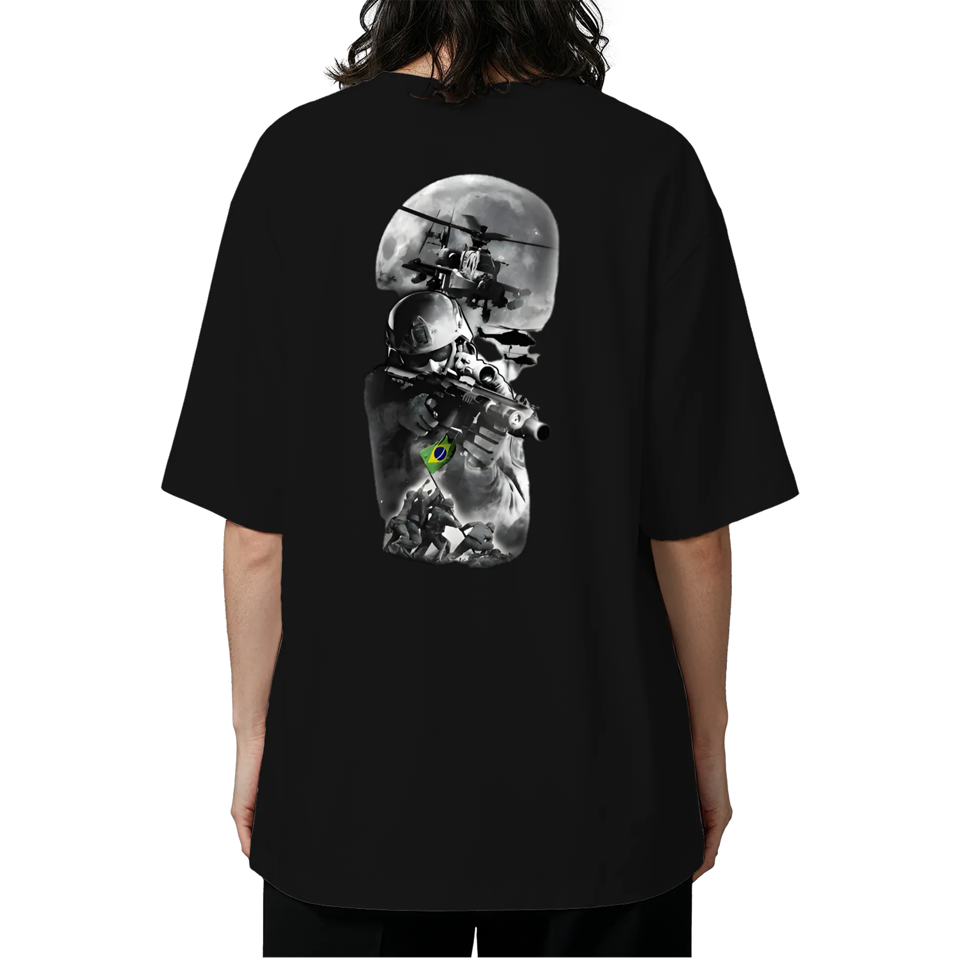 Camiseta Oversized Soldado com Rifle Estilo Monocromático - Imagem 5