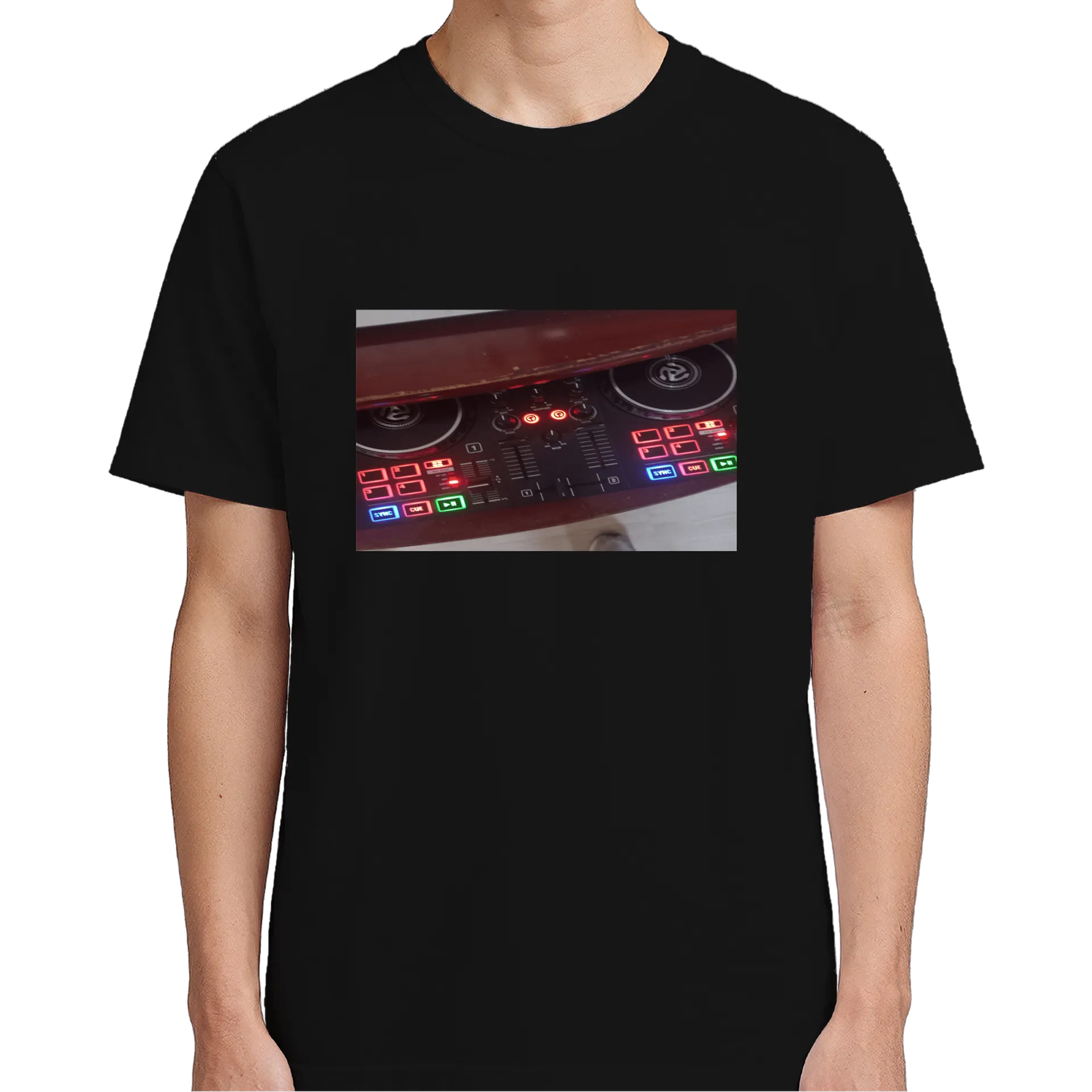 Camiseta DJ mini controladora  de Hannoh Montano  — imagem 4 de 6