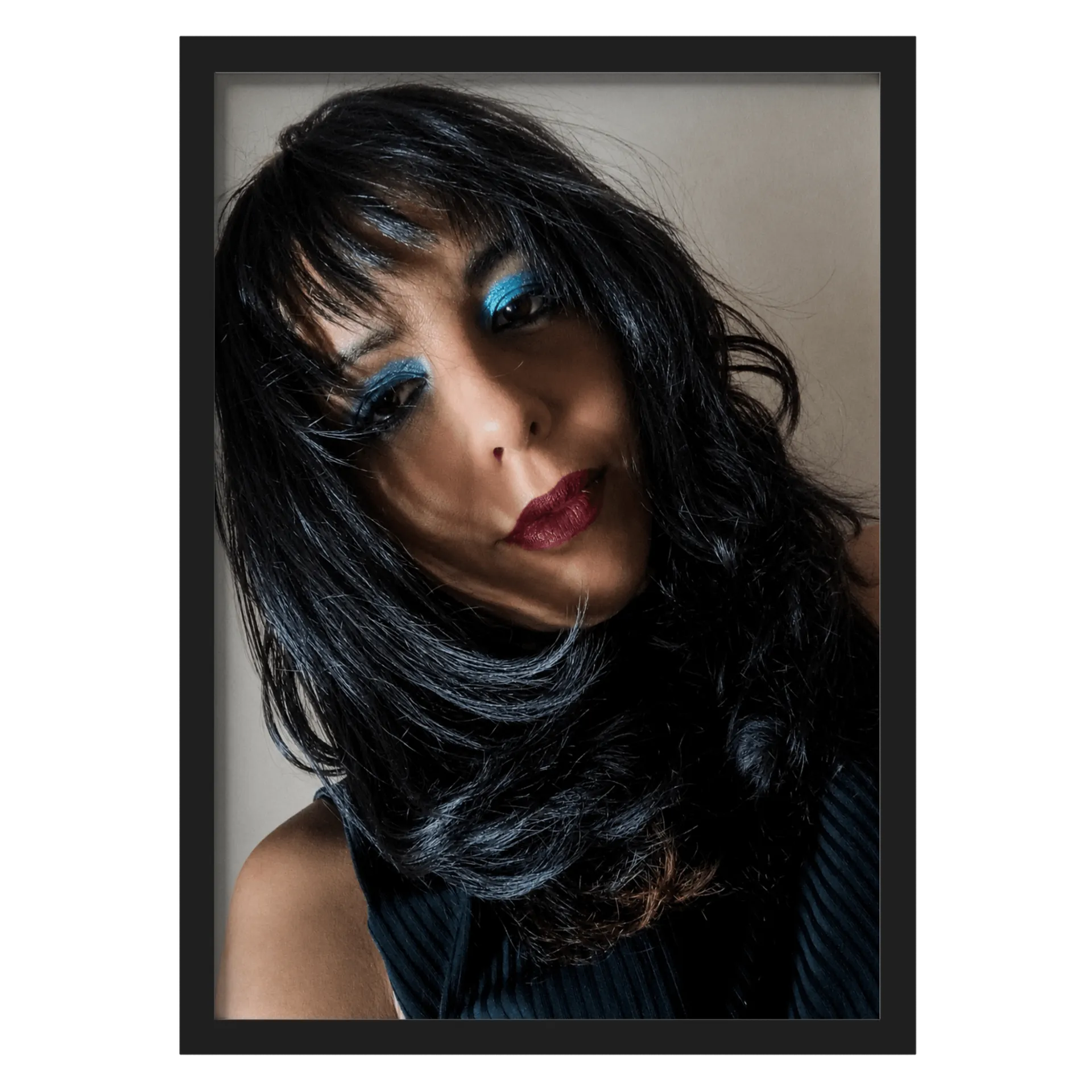 Quadro Retrô Mulher Morena Azul Vermelho A3 com Vidro MDF - Imagem 1