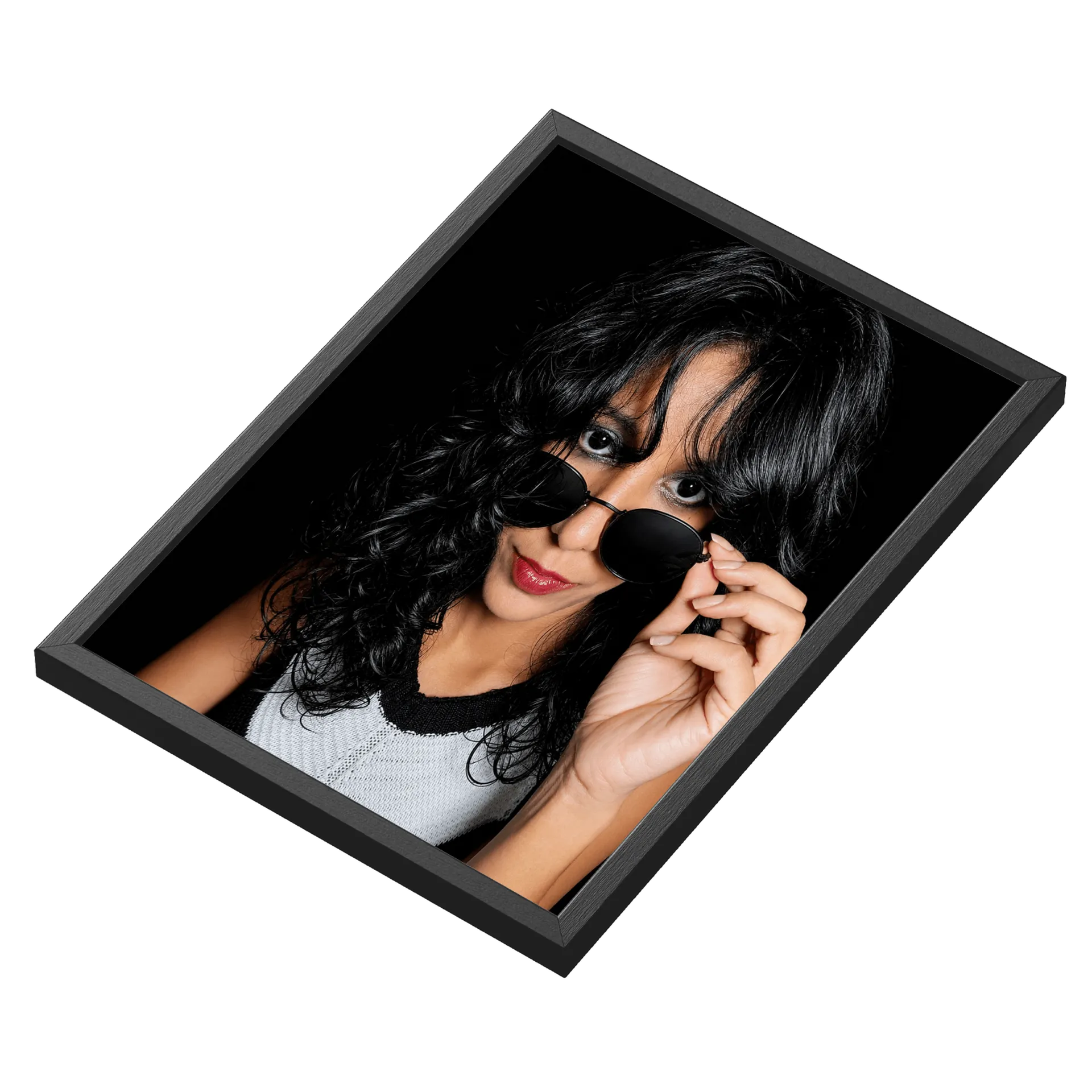 Quadro Retrô Mulher com Óculos Escuros A3 MDF e Vidro - Imagem 3