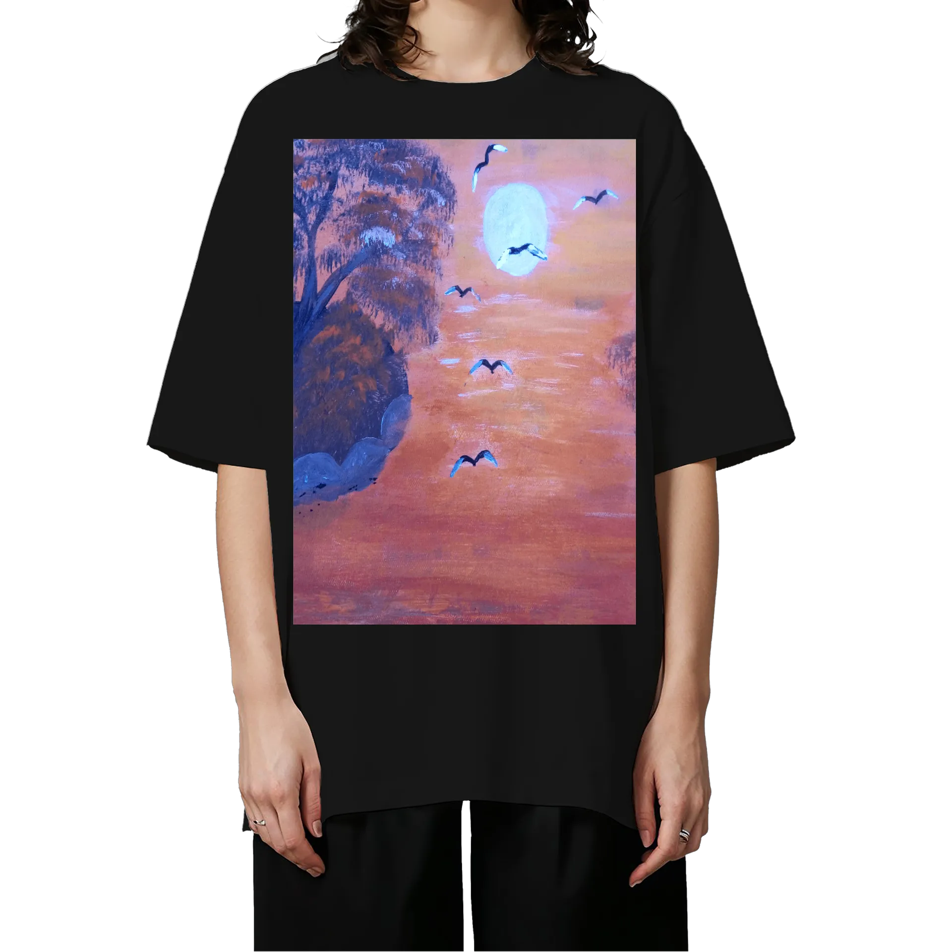 Camiseta Oversized Paisagem Pintada com Lua e Aves ao - Imagem 3