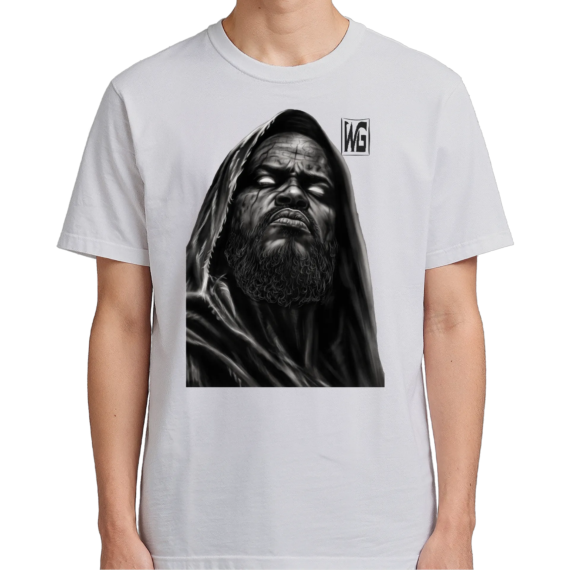 Camiseta Retrato de Homem Encapuzado Preto e Branco 100% de WG ARTE É O QUE ME MANTÉM VIVO  — imagem 4 de 6
