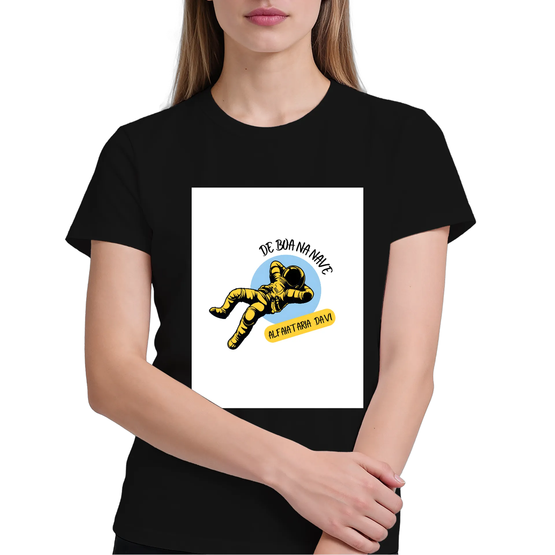 Camiseta Astronauta Amarelo Cartoon Frase 'De Boa na Nave' de Davi Evaristo  — imagem 3 de 6